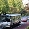 先頭を行くのは会場と国立駅を結ぶ無料シャトルバスの日野 RC700、そして参加者のディノ 246GT、メルセデス SL、MG B