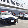 日産GT-R（向かって左）とホンダNSXのパトカー