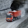 石灰石を運ぶボルボの自動運転大型トラック
