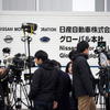 日産グローバル本社そばで待機する報道陣。　(c) Getty Images