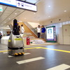 自律移動警備ロボット「ペルセウスボット」が西武新宿駅で実証実験