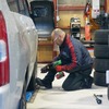 実はこんなにも違う！北海道の意外なスタッドレス事情とは!?新日本タイヤ販売　タイヤ交換作業
