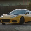 クリスマスツリーを背負ったロータス・エヴォーラ GT410スポーツがドリフト