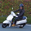 ヤマハのハイブリッドスクーター「NOZZA GRANDE（ノザグランデ）」に本邦初試乗。ホンダPCXハイブリッドとの違いは　※敷地内で許可を得て走行しております