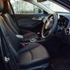 CX-3のコクピット。SUVな広さはないが、スペシャリティカー的な雰囲気はある。そういうファッション重視のミニSUVは欧州では流行っており、CX-3にとっても最大市場は欧州だ。