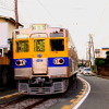 黒髪町～藤崎宮前間の併用軌道上を走る熊本電鉄6100・6200形。