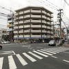 津田沼十字路交差点。向かって左奥がタイムズ津田沼前原西第4駐車場、正面がローソン津田沼東店、右側がセブンイレブン船橋前原西2丁目店