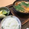 山本屋本店の味噌煮込みうどん。定職にするとお店同様美味しいお新香も小鉢サイズながら供される。