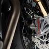 トライアンフ スラクストンTFCのBrembo製4ピストンM4.34ラジアルモノブロックキャリパーとBrembo製ツインフローティングフロントディスク