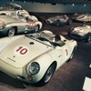1955年のミッレミリアで競い合ったポルシェ550スパイダーとメルセデスベンツ300SLRをメルセデスベンツ博物館に展示