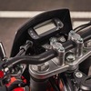 アプリリア SX125。ブラックアルマイト仕上げのアルミ製テーパードハンドルバーを採用。