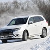 三菱 アウトランダーPHEV。電動四駆の安定感に改めて驚かされる（三菱雪上試乗会）