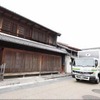 岐阜市川原町に残る古い町並みを走るeキャンター