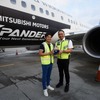 特別塗装機前で記念撮影をする中村社長（左）とアスカラ社長兼CEO（右）
