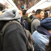 地下鉄の車内はご覧の混みよう。日本の都市部の通勤時間とほとんど変わらない