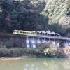 清流みはらし駅を通過する錦川鉄道の列車。出入口はなく、展望のみに特化した駅で、一般の営業列車は停車しない。