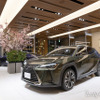 東京ミッドタウン日比谷「LEXUS MEETS...」で、クルマと花の日本の匠がコラボレートしたイベントが期間限定で開催