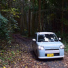 島根の山奥の隘路を走る。車幅の狭い軽自動車はこういうルートを走るには最高だ。