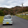 田舎道をのんびりと走る牧歌的なドライブはトコットの真骨頂だ。