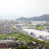 敦賀車両基地（手前）のイメージ。右手の山の麓に見えるのが敦賀駅。