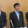 会議に出席した青柳俊彦JR九州社長（左）、小川洋福岡県知事（中）、広瀬勝貞大分県知事（右）。