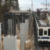 2019年度中には松戸市の六実駅と柏市の逆井駅の間が複線化されることになった東武野田線。写真は清水公園～梅郷間の高架工事区間を行く列車。