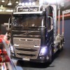 総重量はおよそ4キログラム。最大積載量は7キログラムにも及ぶという巨大なVOLVO FH16の電動RCモデルで登場。トランスミッションは変速操作も可能で、音や振動もリアルに再現されている。実物を目の当たりにすると圧巻の迫力だ。