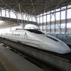 九州新幹線の800系新幹線電車。6月30日の不発弾処理中は、上下合わせて『さくら』5本、『みずほ』2本、『つばめ』1本の熊本～鹿児島中央間が運休となる予定だが、処理の終了が遅れた場合は本数が拡大する可能性があるという。