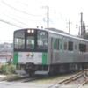 2008年に登場した燃料電池式ハイブリッド車の先行車クモヤE995形。最高速度や加速度などはFV-E991系に劣らないものの、水素の最高充填圧力が同系の半分のため、走行距離も半分かそれ以下となる。