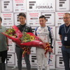 中嶋一貴（中央左）と小林可夢偉（同右）のルマン、WECでの活躍に対し、日本レース写真家協会と日本モータースポーツ記者会からの花束贈呈が土曜午前に行なわれている。