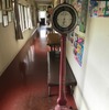 古風な体重計が廊下に置かれる。