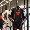 MotoGPライダーのスーツにも採用されているエアバッグD-AIRが搭載されたレディースのレーシングスーツ（手前）「MISANO 2 D-AIR LADY PERF. 1PC SUIT」