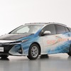 太陽電池パネルを搭載した「プリウスPHV」実証車