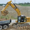 無人のCat320による自動掘削・積込作業