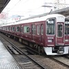 十三駅に停車中の阪急9000系電車。
