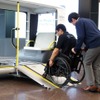 スロープにより車いす利用者もスムーズに乗車できる