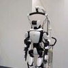 ヒューマノイドロボットの「T-HR3」。倒れることも想定して吊り下げて使われる予定