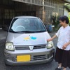 車の提供時の様子(ボンネットにステッカーを張る)