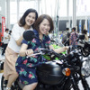 バイクをカッコいいし乗ってみたいと話す山本優衣さん、津村実咲さん