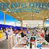 『THE ROYAL EXPRESS ～HOKKAIDO CRUSE TRAIN～』が運行される沿線の一部駅では、このような装飾が施される。