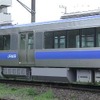 完成した2両編成の新型燃料電池ハイブリッド試験電車。旧型と比べて編成出力は230kW、燃料電池出力は50kWアップしており、起動加速度は1km/h/s向上。台車は旧型の駆動台車が2台中1台だったのに対して、新型では2台とも駆動台車となっている。