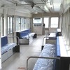 新しい試験電車の車内。機器類が大幅に小型化されて床下搭載が可能になったため、ほぼ営業用車と同じような形となっている。