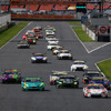 GT300クラスの決勝スタート。