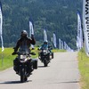 会場までの道にはBMW motorrad のフラッグが立てられている