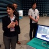 電波暗室について説明する開発本部プラットフォーム開発センター所長和田浩美氏
