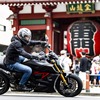 浅草・雷門前を走るドゥカティDIAVEL1260S