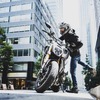 高層ビルが建ち並ぶ丸の内でDIAVEL1260Sに跨る