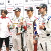 左から優勝の近藤監督、2位の中嶋一貴、優勝の山下健太、3位のH.ニューウェイ。
