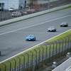 セーフティーカーに引き連れられホームストレートを通過するアルピーヌたち