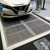 アモルファス型ソーラーパネルを使用した路面発電システム。車両が載っても十分な強度を確保した